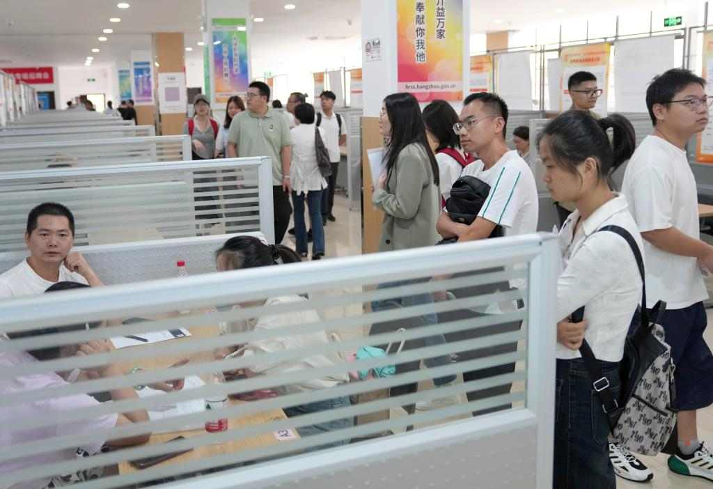 2024年9月25日，“金秋送岗 职等你来”杭州市新制造专场招聘会举行。 新华社记者 韩传号 摄